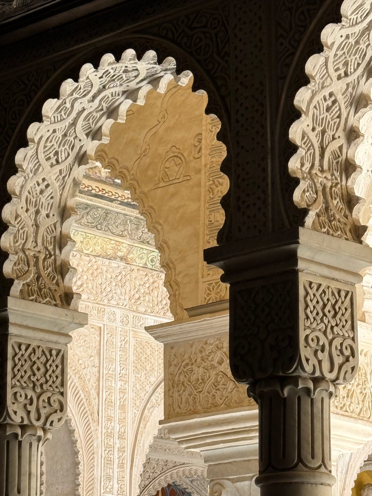 Arcs polylobés mudéjars sculptés, dans une lumière dorée